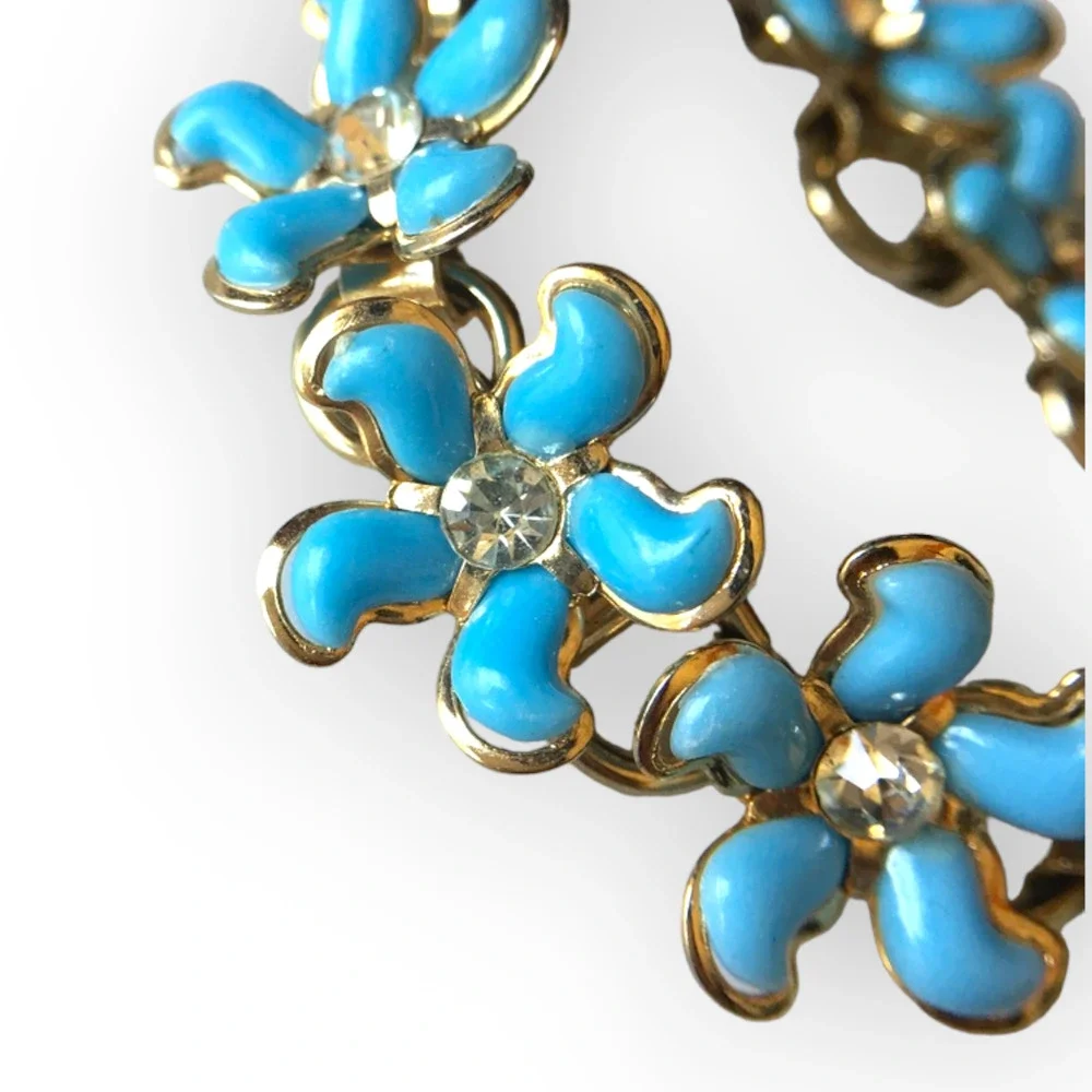 Vintage blue flower rhinestone accent clasp bracelet